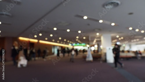 フォーカスアウトで撮影した羽田空港のターミナルの人々の姿 photo