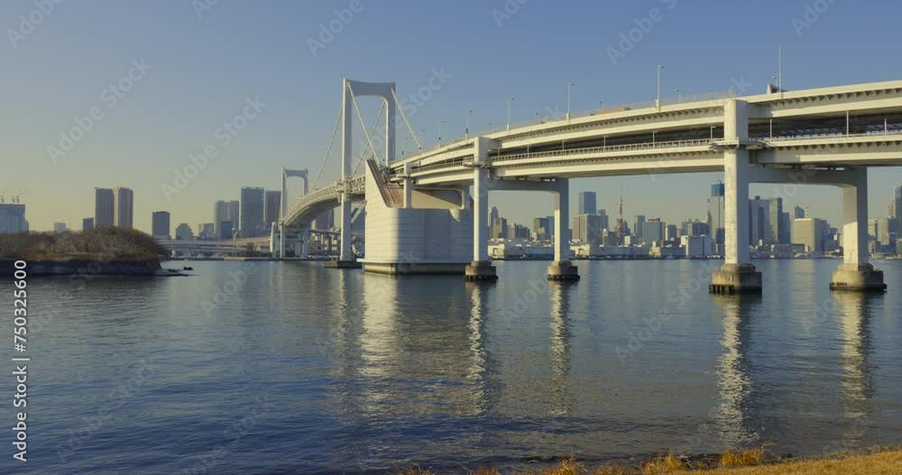 東京の湾岸エリアに建つビル群 東京の湾岸エリアに建つビル群