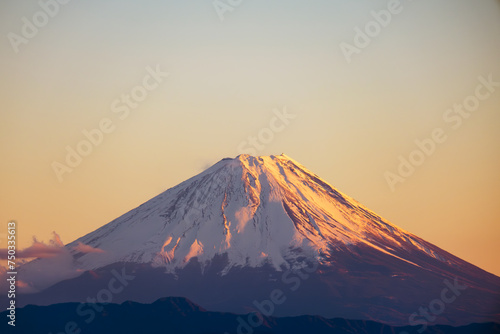 「紅富士」、真冬の夕方に雪が積もった白い斜面が光で淡い紅色に染まった富士山、1月23日撮影