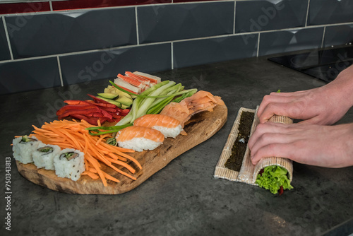 zwijanie rolek sushi z przygotowanych składników