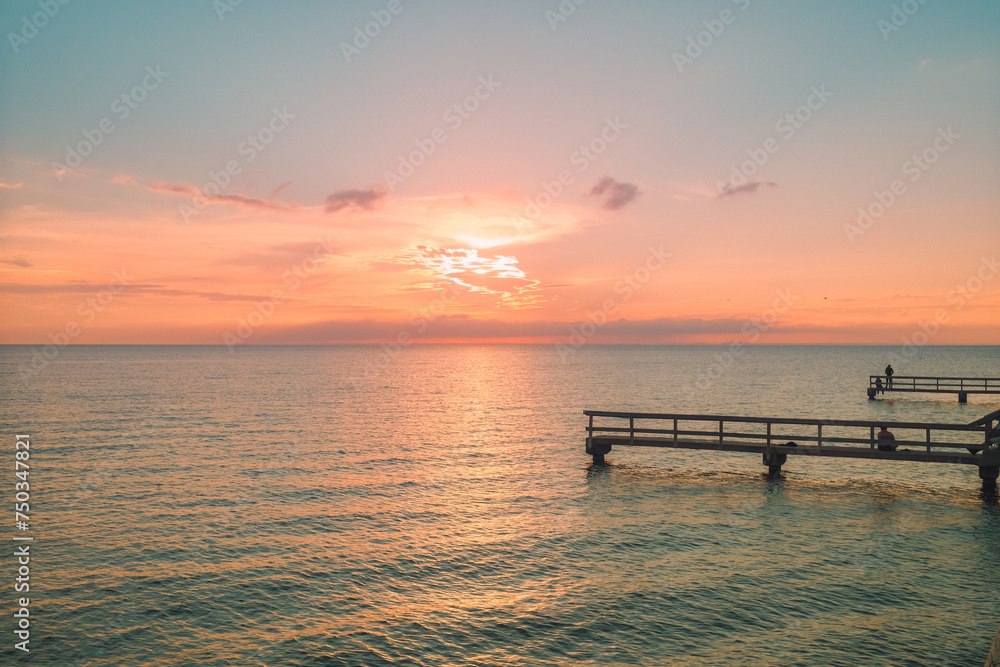 Obraz premium sunset on the pier