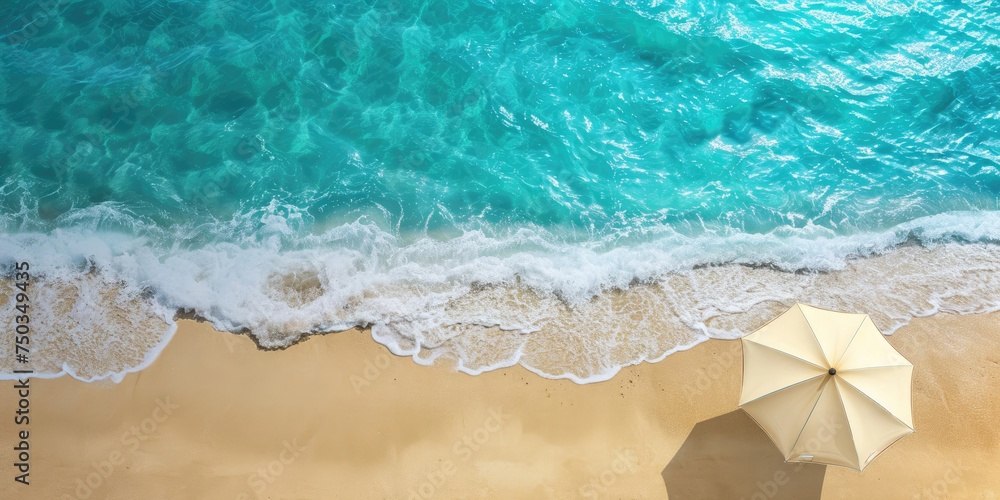 Naklejka premium Top view of a sea and a beautiful sandy beach with a beach umbrella