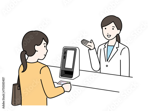 マイナンバー保険証で受付をする女性と白衣の女性