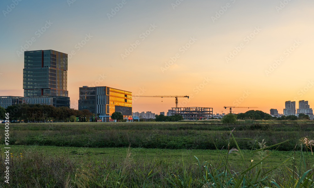 Obraz premium modern city business building behind the lawn