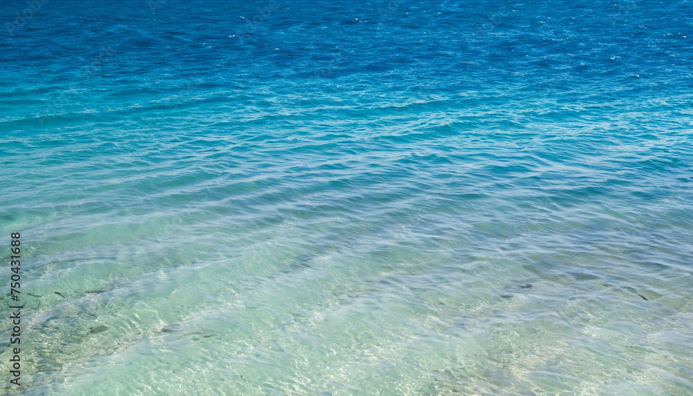 Obraz premium Ocean sea texture with calm clear water of lagoon near shore of tropical island