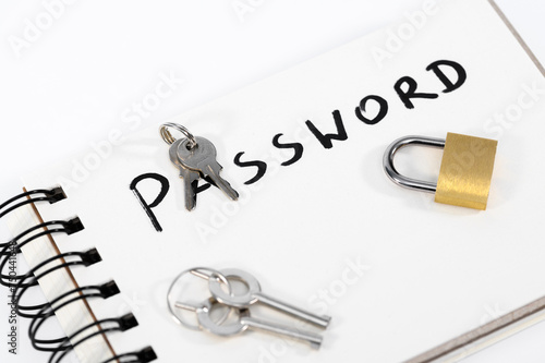 Napis password i kłódka z kluczami leżą na notesie