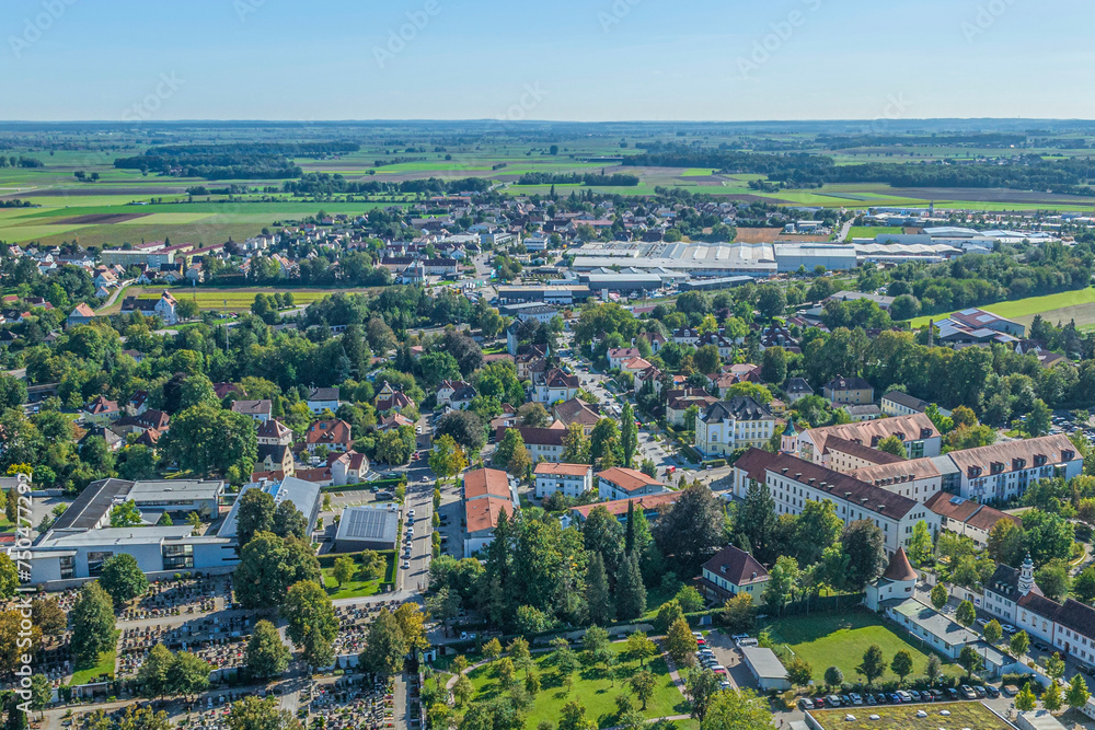 Die oberbayerische Kreisstadt Neuburg im Luftbild, Blick zum Bahnhof im Süden der Stadt