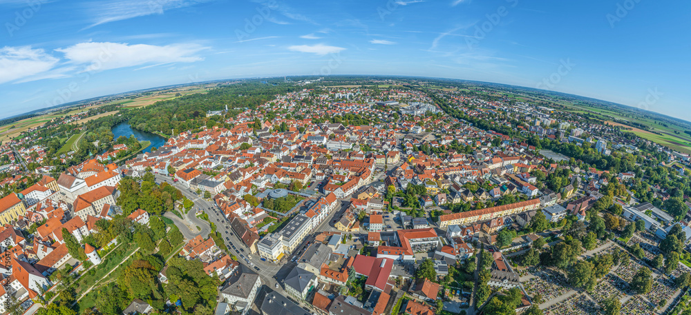 Luftaufnahme der Stadt Neuburg an der Donau, Panoramablick über die Stadt