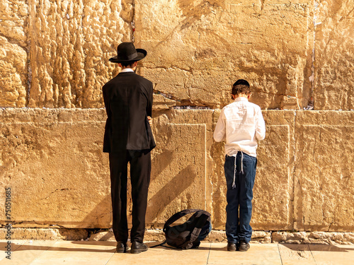 Cuadro en lienzo two Jews pray at the Western Wall