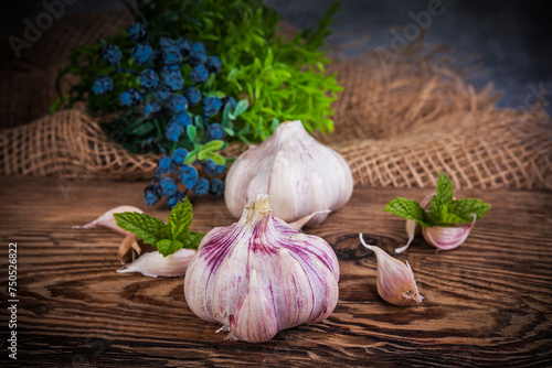 A head of garlic in a rustic arrangement © Radoslaw Maciejewski