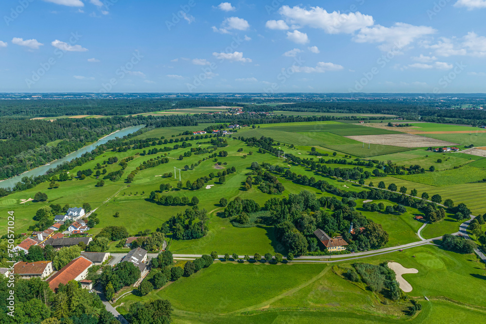 Guttenburg mit Schloss und Golfplatz im östlichen Oberbayern im Luftbild