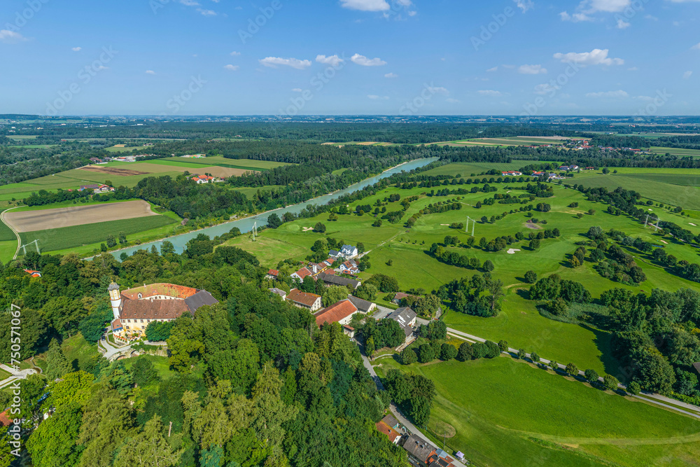 Die Ortschaft Guttenburg mit Schloss und Golfplatz im östlichen Oberbayern im Luftbild