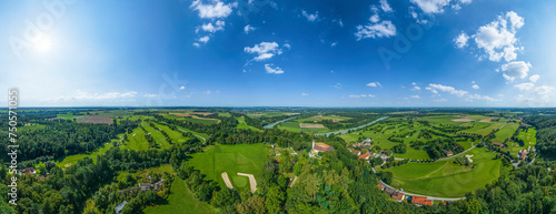 Guttenburg mit Schloss und Golfplatz im östlichen Oberbayern im Luftbild © ARochau