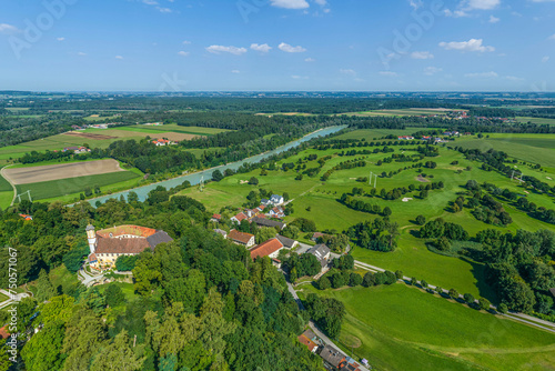 Die Ortschaft Guttenburg mit Schloss und Golfplatz im östlichen Oberbayern im Luftbild