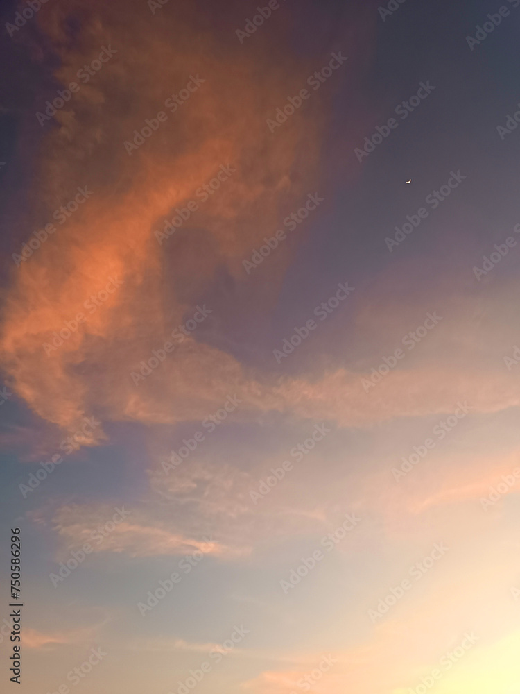 Obraz premium Evening peach sky at sunset