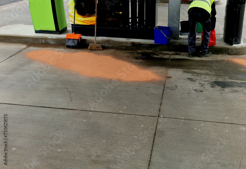 calcined - in loose form ensures high and fast sorption of all common substances, chemical inertness and very low dustiness. Concrete, asphalt, or paving remains perfectly dry after use and there is 