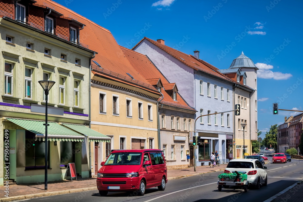 eilenburg, deutschland - stadtpanorama mit sanierter häuserzeile