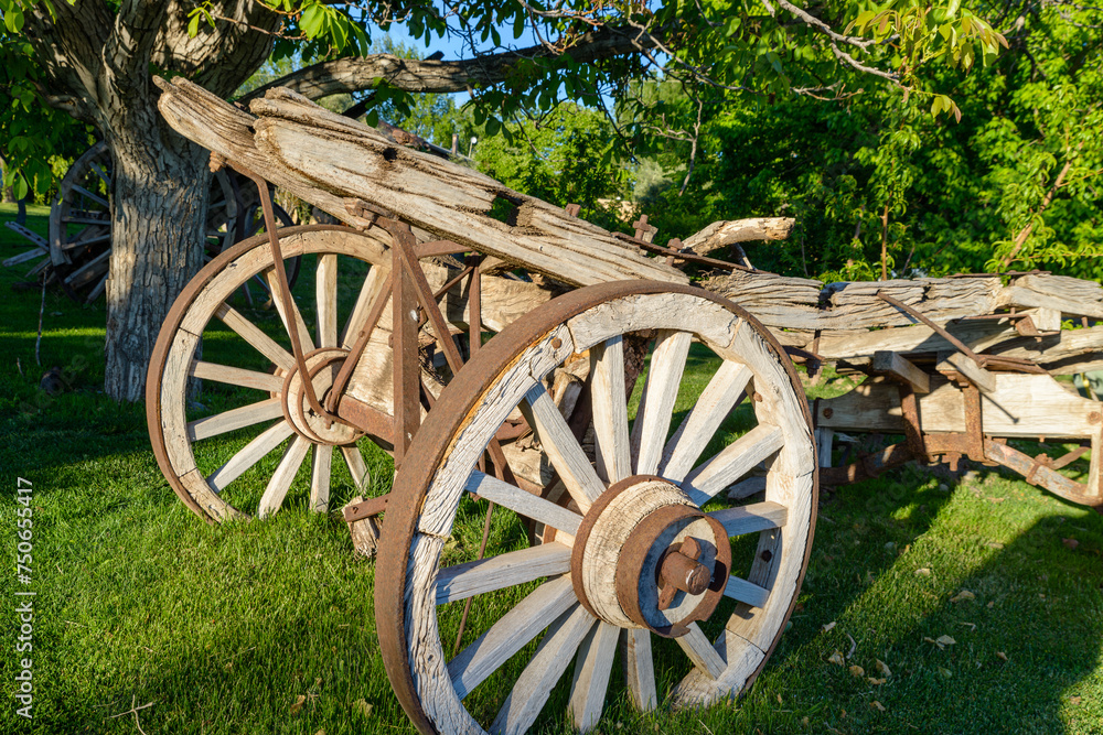 Obraz premium old wagon wheel