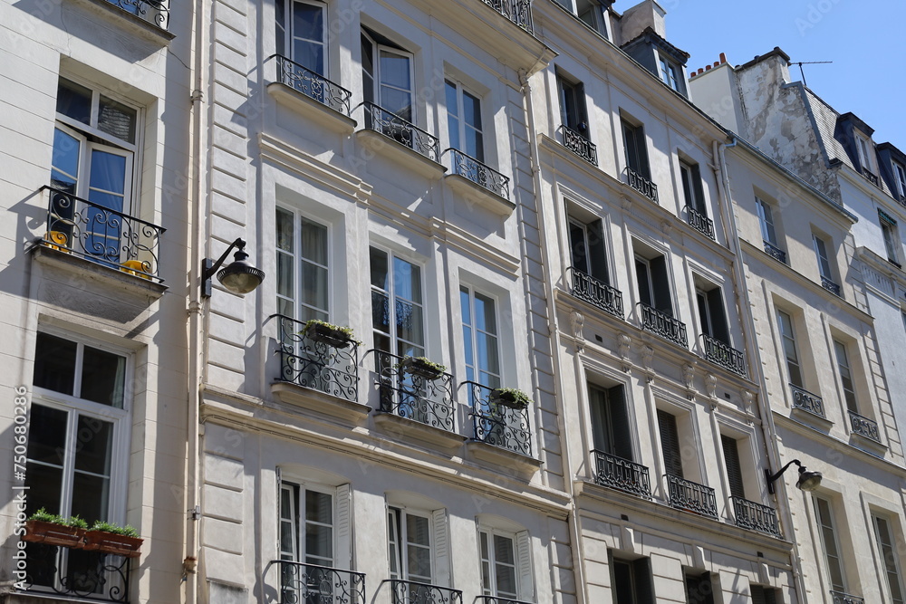 Fototapeta premium Haussmannian building facade from Paris , real estate