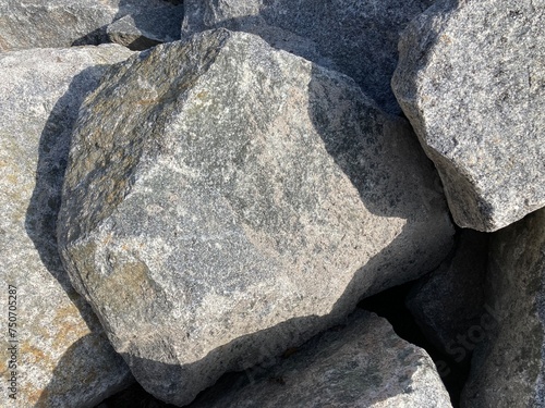 750705287 Granit Naturstein großer Stein photo