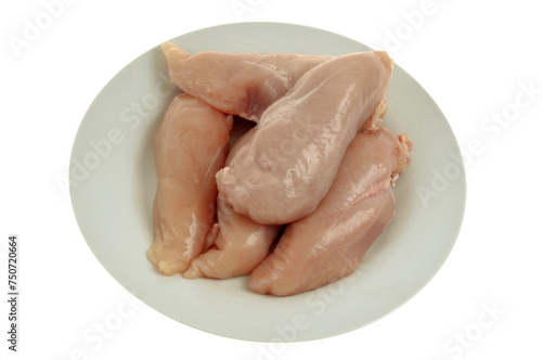 Assiette de filets de poulet crus en gros plan sur fond blanc