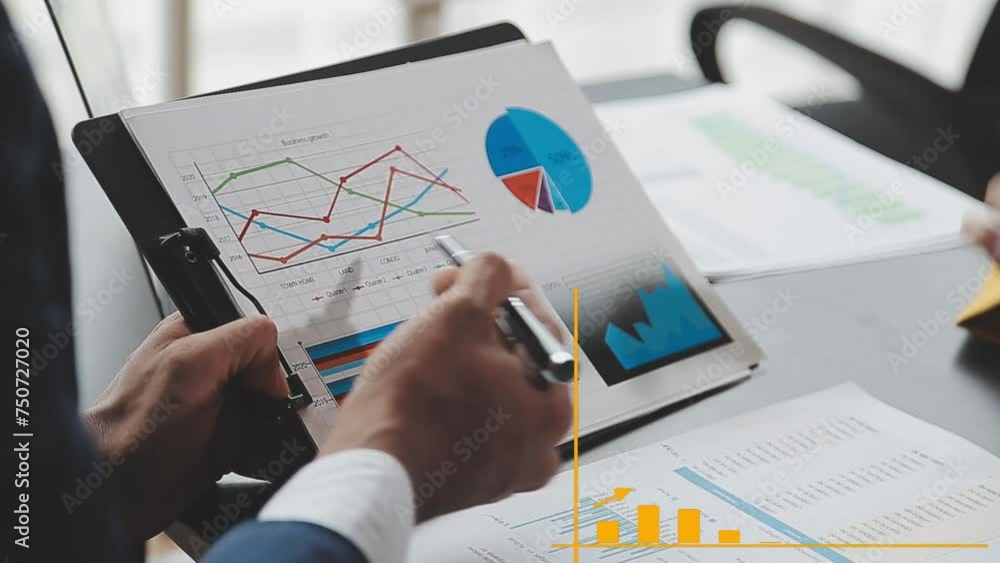 Mujer y hombre de negocios analizando datos y tendencias, gráfico de barras, de tortas y lineales. Observan los costos, ventas y ganancias. Gráfico de barras en movimiento muestra la evolución.