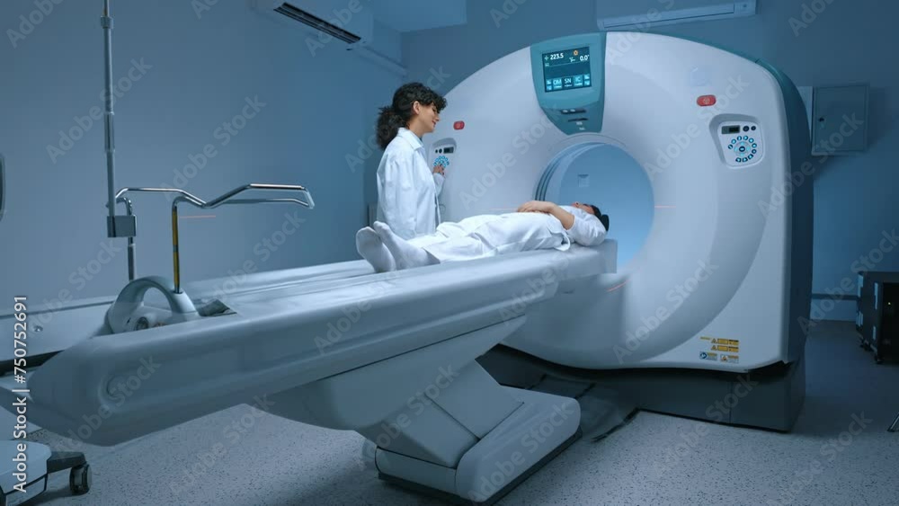 Vidéo Stock Patient in white clothes undergoes resonance