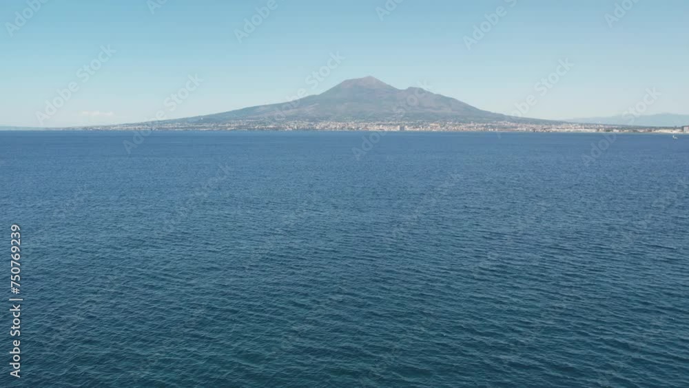 drone. Mare con vista sul golfo di Napoli e Vesuvio. drone. Mare con vista sul golfo di Napoli e Vesuvio.