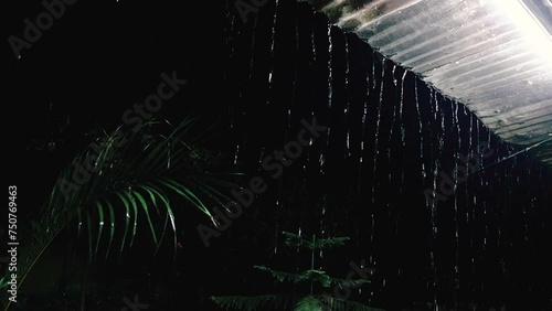 Caidas de gotas del techo en la noche photo