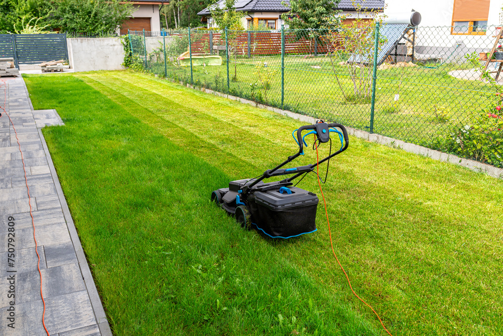Mowing grass with an electric, powered mower, with a cutting width of ...
