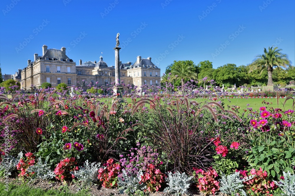 Fototapeta premium Luxembourg's Gardens in paris , famous park ifull of statues and flowerbeds