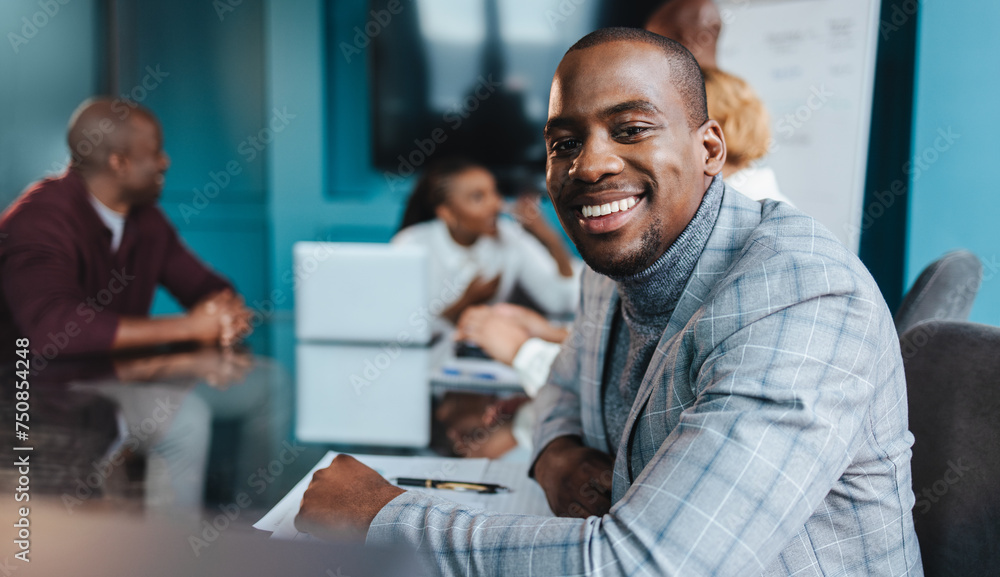 Young professional smiling and looking at camera in a successful business meeting - obrazy, fototapety, plakaty 