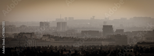 vue panoramique sur une grande ville avec immeubles, bâtiments, grues et nuages de pollution de l'air