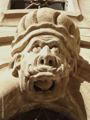 Un mascherone grottesco del palazzo Beneventano a Scicli.