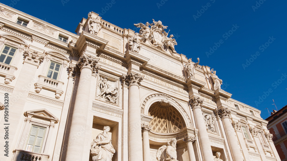 Fototapeta premium Historical statues and building at Trevi Fountain