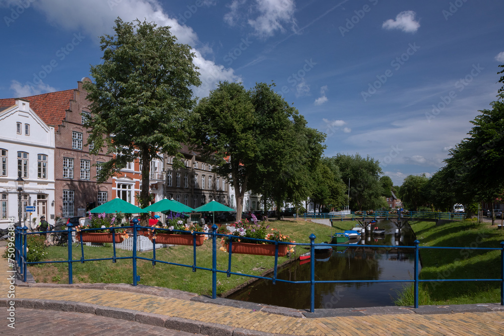 Brücke und Gracht in Friedrichstadt.