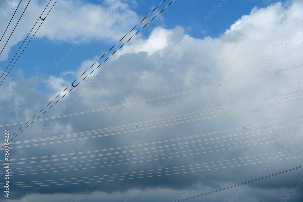 Fototapeta premium Strommast einer Überlandleitung unter bewölktem Himmel