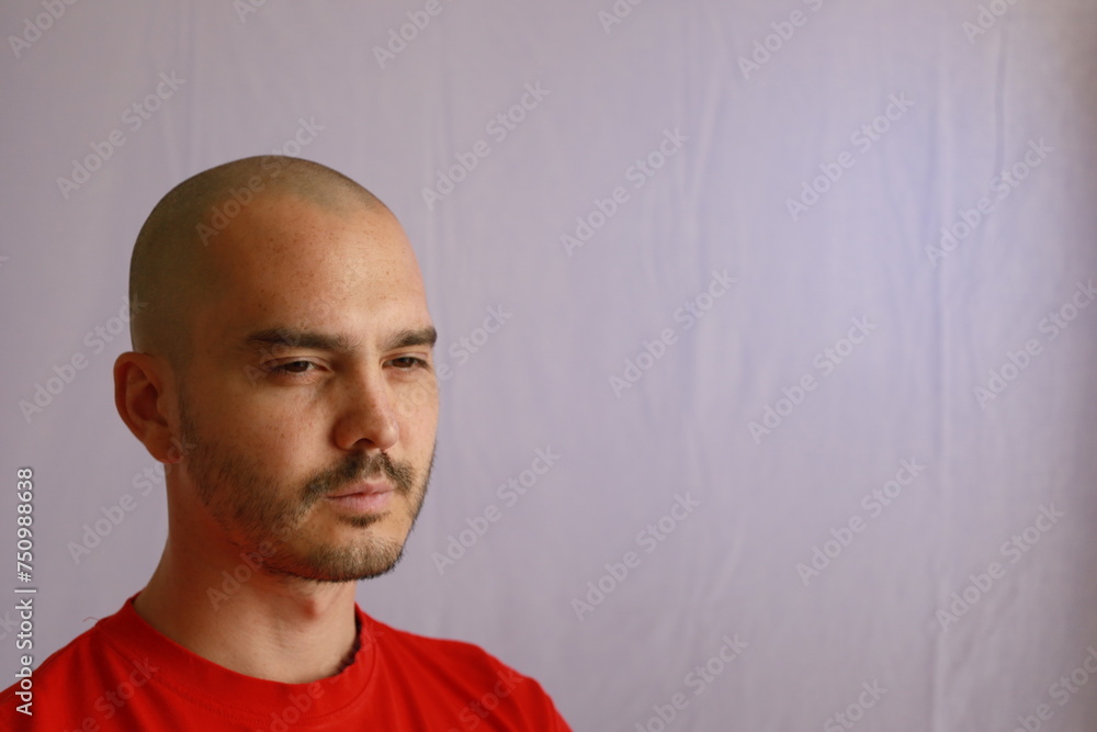 Fototapeta premium casual bald man in red shirt making hand gestures