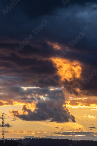 Allassac (Corrèze, Nouvelle aquitaine, France) - Reflets de lumières sur les nuages au coucher de soleil dans un ciel de perturbation