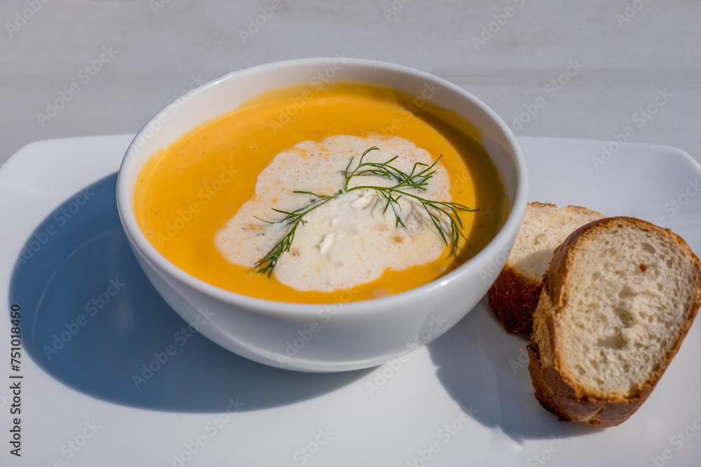 Schale mit Krabbensuppe Schale mit Krabbensuppe