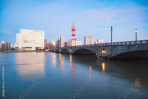 新潟　明け方の萬代橋 © koichi
