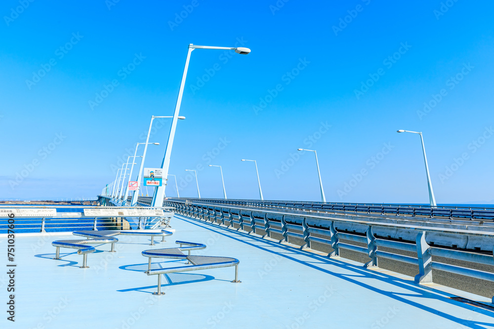 Obraz premium 冬の新北九州空港連絡橋 福岡県京都郡 New Kitakyushu Airport connecting bridge in winter. Fukuoka Pref, Miyako-gun.