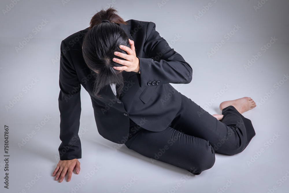 スーツを着て頭を抱える女性　Business