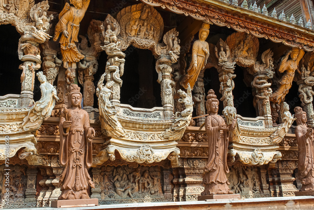 Fototapeta premium Sanctuary of Truth in Pattaya, Thailand in a summer day