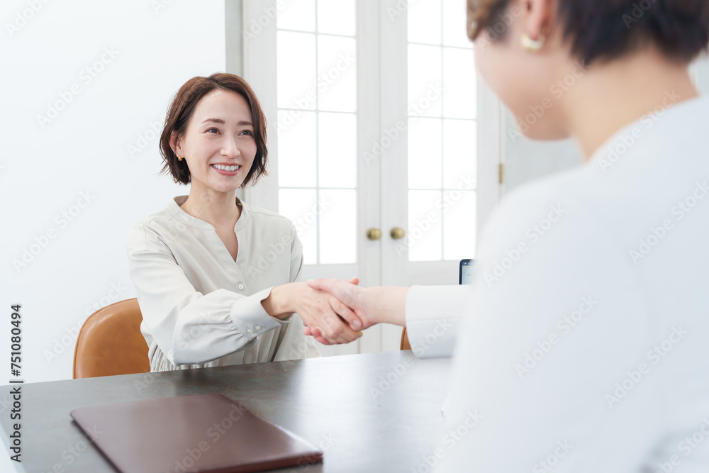 Obraz premium 握手する女性