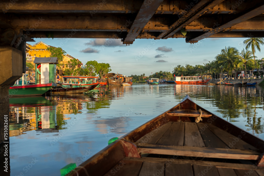 Obraz premium Boat under the bridge on Thu Bon River, Hoi An, Vietnam
