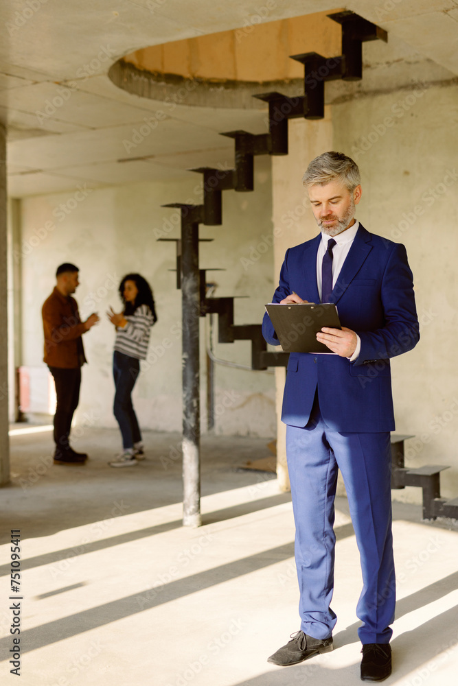 Broker Write Notes Flat Purchase Deal Couple Construction Site Broker Write Notes Flat Purchase Deal Couple Construction Site