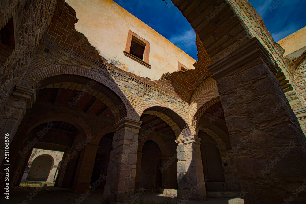 Perspectiva de Arcos y Columnas romanas de piedra y ladrillos de hacienda destruida del siglo 17 Jaral de Berrios en San Luis potosí, México