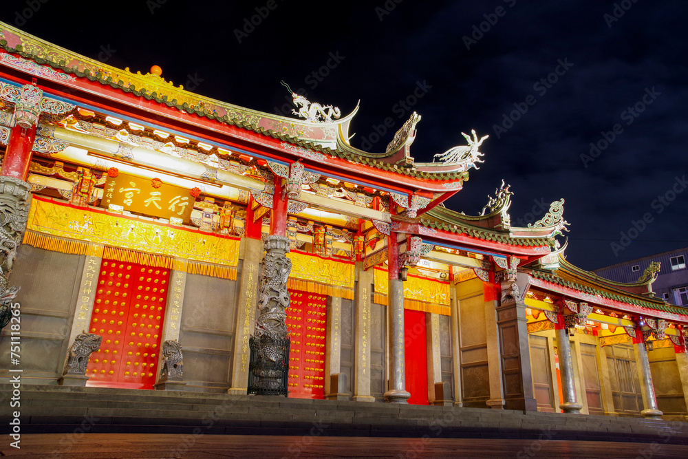 台北の観光名所の一つである行天宮の夜景