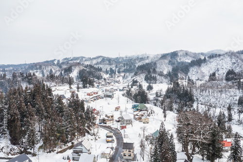 ドローン撮影：真っ白な雪に覆われた田舎の風景